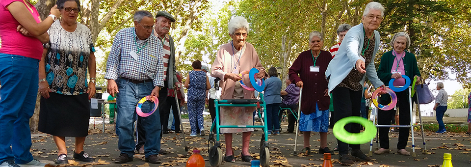 Tarde de jogos tradicionais anima idosos no Parque do Bonfim