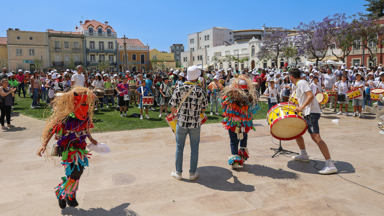 Meio milhar de alunos no desfile de percussão do Festival de Música