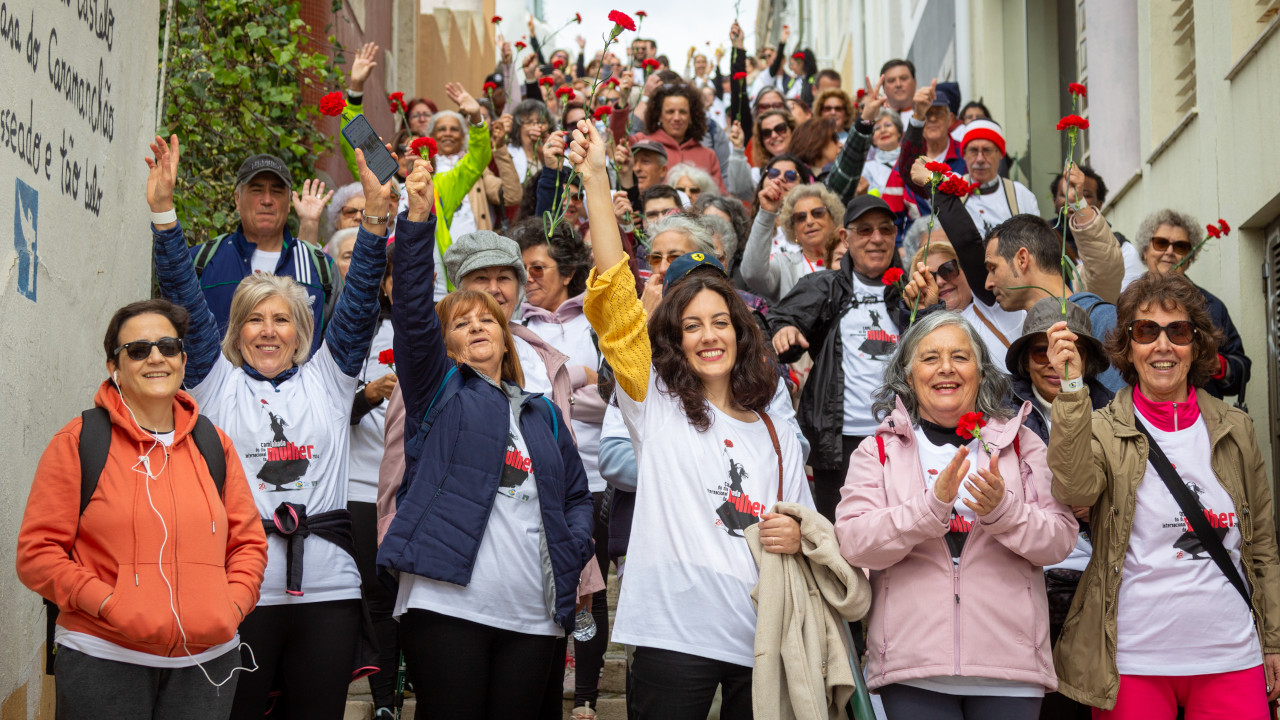 Caminhada do Dia Internacional da Mulher reúne centenas pela igualdade