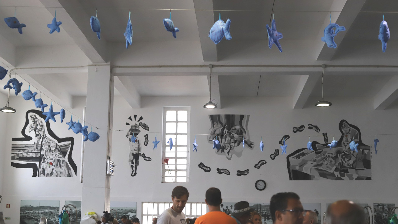 Mural no Mercado do Rio Azul celebra a tradição piscatória