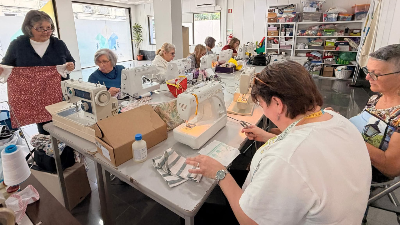 Oficina solidária do grupo “Dress a Girl”