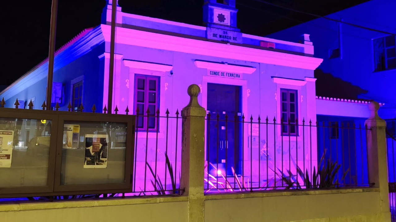 Outubro Rosa: Escola Conde de Ferreira iluminada