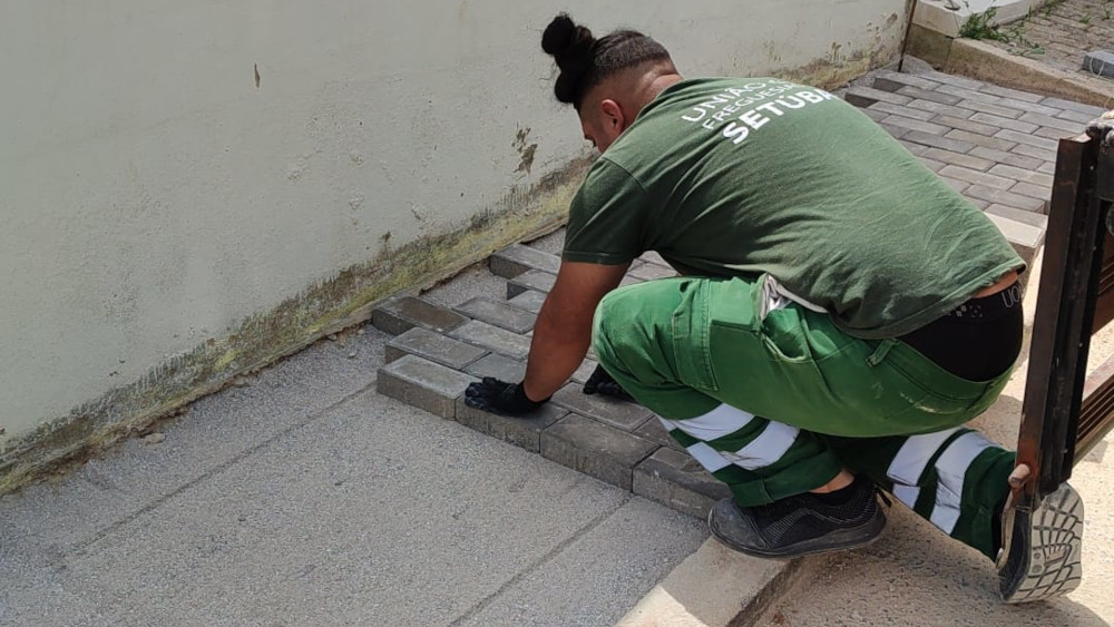 Melhorar o pavimento na Rua Afonso do Paço