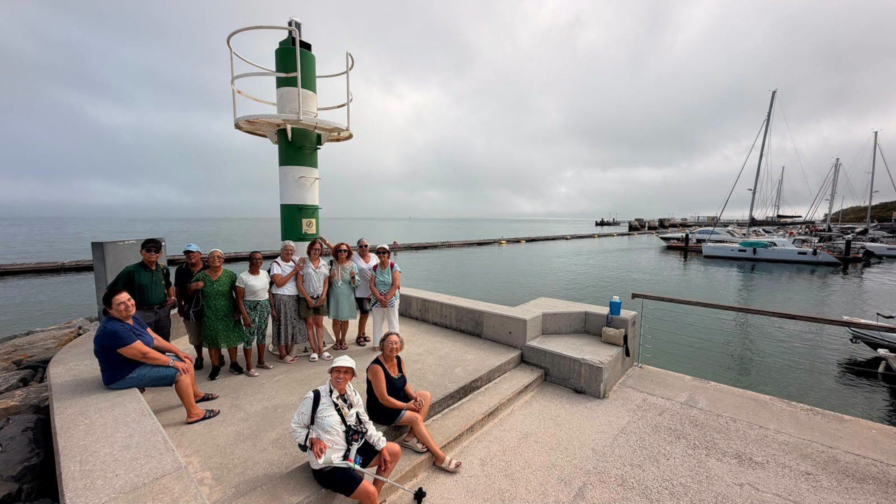 Utentes do Centro Comunitário e fregueses na Praia de Troia